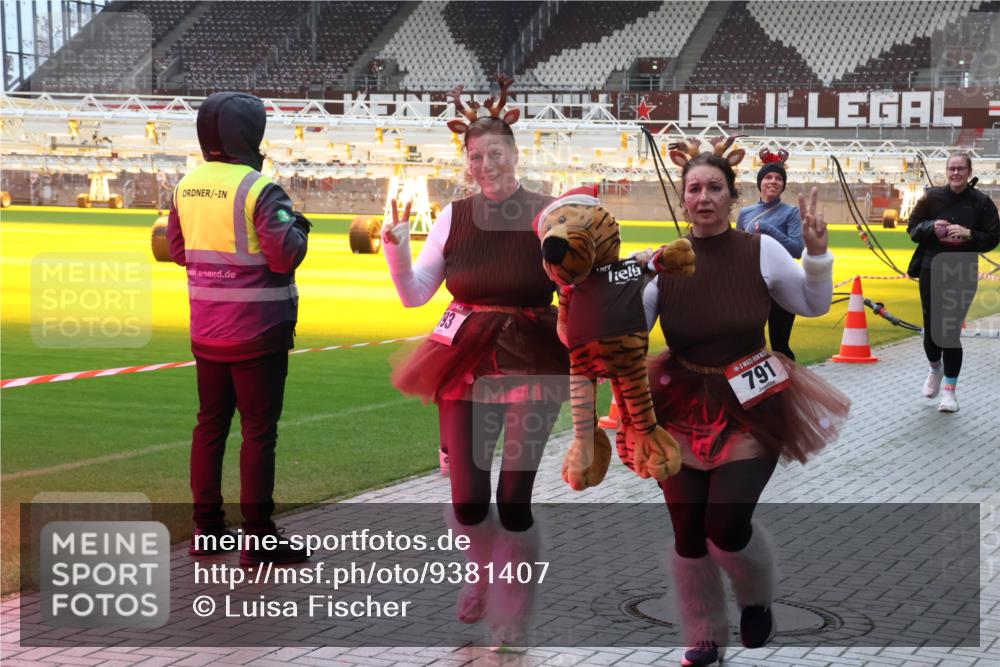 07.12.2025 - St. Pauli X-Mass-Run No. 15 Luisa Fischer http://msf.ph/oto/9381407 07.12.2025 10:45:31 Ziel 93, 791, 82, 86, 401, 430, 467, 631, 636, 791, 793, 1096, 1245, 1415, 1419, 1546, 2058, 2086, 2158, 2220, 2355, 2356, 2524, 2525, 2535, 2926, 2934, 3132, 3350, 4876 meine-sportfotos.de