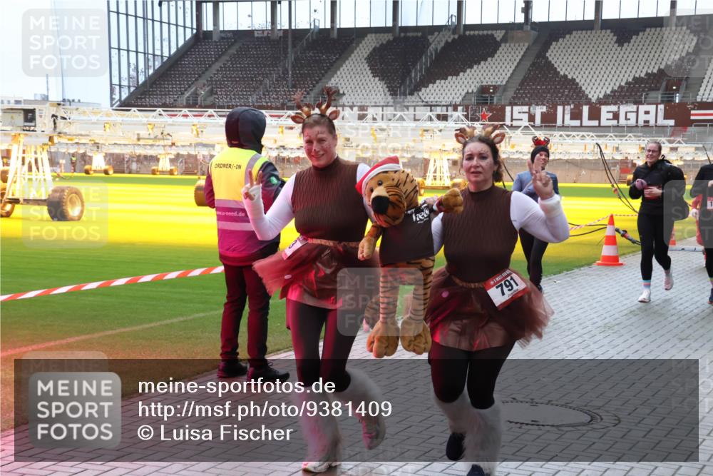 07.12.2025 - St. Pauli X-Mass-Run No. 15 Luisa Fischer http://msf.ph/oto/9381409 07.12.2025 10:45:31 Ziel 791, 82, 86, 401, 430, 467, 631, 636, 791, 793, 1096, 1245, 1415, 1419, 1546, 2058, 2086, 2158, 2220, 2355, 2356, 2524, 2525, 2535, 2926, 2934, 3132, 3350, 4876 meine-sportfotos.de
