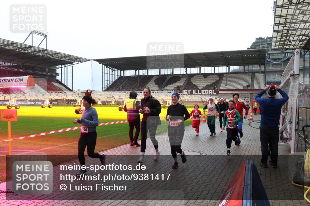 07.12.2025 - St. Pauli X-Mass-Run No. 15 Luisa Fischer http://msf.ph/oto/9381417 07.12.2025 10:45:34 Ziel 1546, 1415, 2524, 2086, 82, 86, 401, 430, 467, 631, 636, 791, 793, 1096, 1245, 1415, 1419, 1546, 2058, 2086, 2158, 2220, 2355, 2356, 2524, 2525, 2535, 2926, 2934, 3350, 4876 meine-sportfotos.de