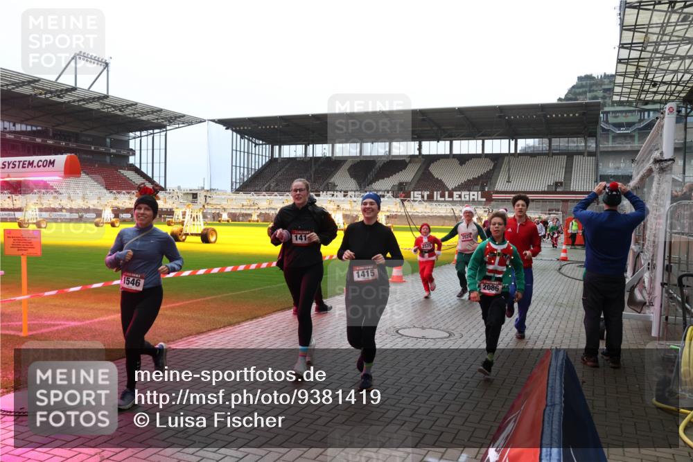 07.12.2025 - St. Pauli X-Mass-Run No. 15 Luisa Fischer http://msf.ph/oto/9381419 07.12.2025 10:45:35 Ziel 1546, 141, 1415, 2525, 2524, 2086, 82, 86, 401, 430, 467, 631, 636, 791, 793, 1096, 1245, 1415, 1419, 1546, 2058, 2086, 2158, 2220, 2355, 2356, 2524, 2525, 2535, 2926, 2934, 3350, 4876 meine-sportfotos.de