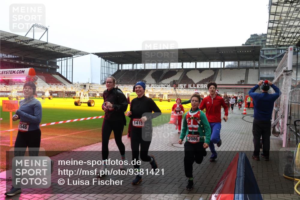 07.12.2025 - St. Pauli X-Mass-Run No. 15 Luisa Fischer http://msf.ph/oto/9381421 07.12.2025 10:45:35 Ziel 1546, 1415, 1, 2525, 2086, 82, 86, 401, 430, 467, 631, 636, 791, 793, 1096, 1245, 1415, 1419, 1546, 2058, 2086, 2158, 2220, 2355, 2356, 2524, 2525, 2535, 2926, 2934, 3350, 4876 meine-sportfotos.de