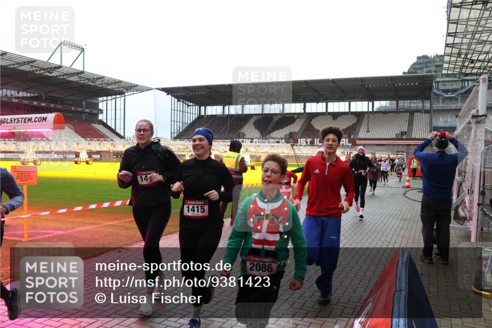 07.12.2025 - St. Pauli X-Mass-Run No. 15 Luisa Fischer http://msf.ph/oto/9381423 07.12.2025 10:45:35 Ziel 1, 14, 1415, 5, 2086, 82, 86, 401, 430, 467, 631, 636, 791, 793, 1096, 1245, 1415, 1419, 1546, 2058, 2086, 2158, 2220, 2355, 2356, 2524, 2525, 2535, 2926, 2934, 3350, 4876 meine-sportfotos.de