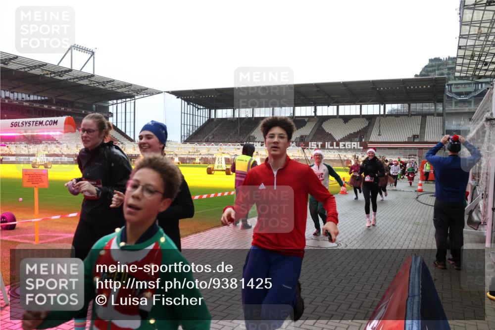 07.12.2025 - St. Pauli X-Mass-Run No. 15 Luisa Fischer http://msf.ph/oto/9381425 07.12.2025 10:45:36 Ziel 24, 82, 86, 401, 430, 467, 631, 636, 791, 793, 1096, 1245, 1415, 1419, 1546, 2058, 2086, 2158, 2220, 2355, 2356, 2524, 2525, 2535, 2926, 2934, 3350, 4876 meine-sportfotos.de
