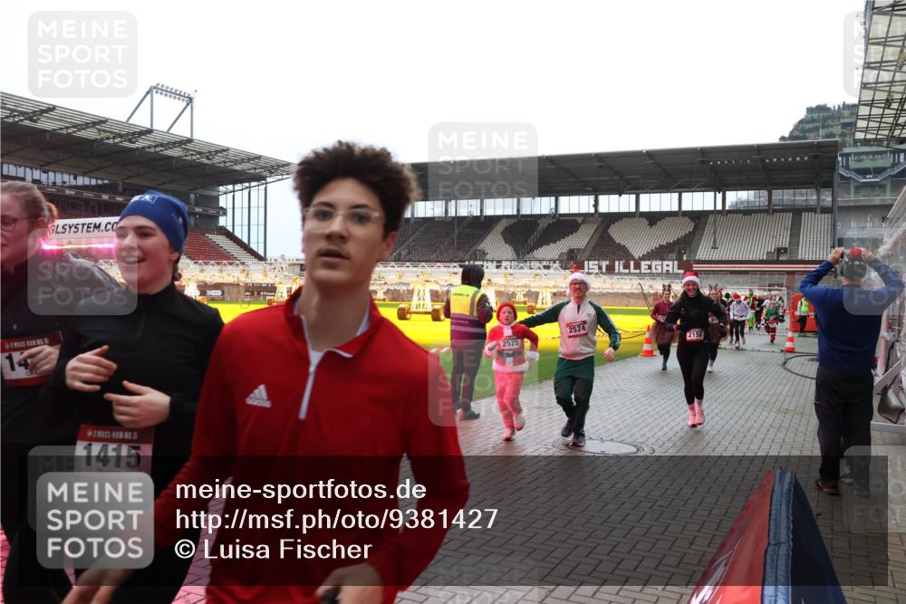 07.12.2025 - St. Pauli X-Mass-Run No. 15 Luisa Fischer http://msf.ph/oto/9381427 07.12.2025 10:45:36 Ziel 15, 14, 5, 1415, 2524, 2525, 2158, 82, 86, 401, 430, 467, 631, 636, 791, 793, 1096, 1245, 1415, 1419, 1546, 2058, 2086, 2158, 2220, 2355, 2356, 2524, 2525, 2535, 2926, 2934, 3350, 4876 meine-sportfotos.de