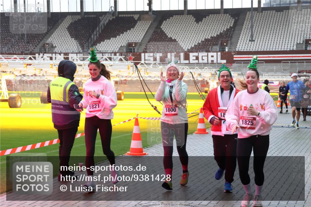 07.12.2025 - St. Pauli X-Mass-Run No. 15 Luisa Fischer http://msf.ph/oto/9381428 07.12.2025 11:16:55 Ziel 1821, 1800, 18, 1825, 1017, 1017, 1350, 1800, 1802, 1821, 1825, 2195, 2464, 3241, 3256, 3326 meine-sportfotos.de