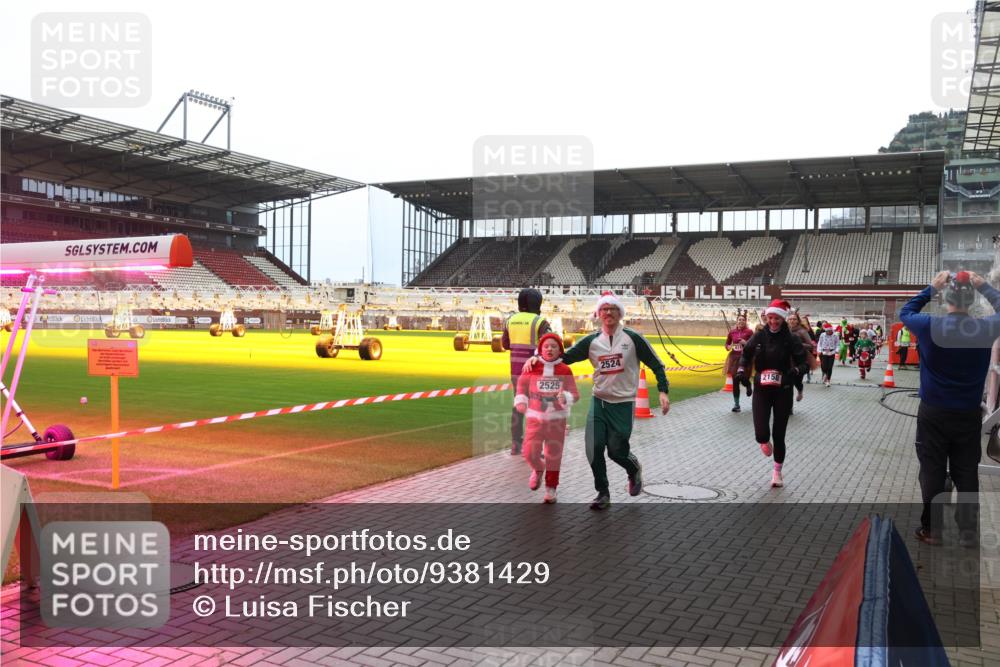 07.12.2025 - St. Pauli X-Mass-Run No. 15 Luisa Fischer http://msf.ph/oto/9381429 07.12.2025 10:45:36 Ziel 2525, 2524, 2158, 82, 86, 401, 430, 467, 631, 636, 791, 793, 1096, 1245, 1415, 1419, 1546, 2058, 2086, 2158, 2220, 2355, 2356, 2524, 2525, 2535, 2926, 2934, 3350, 4876 meine-sportfotos.de