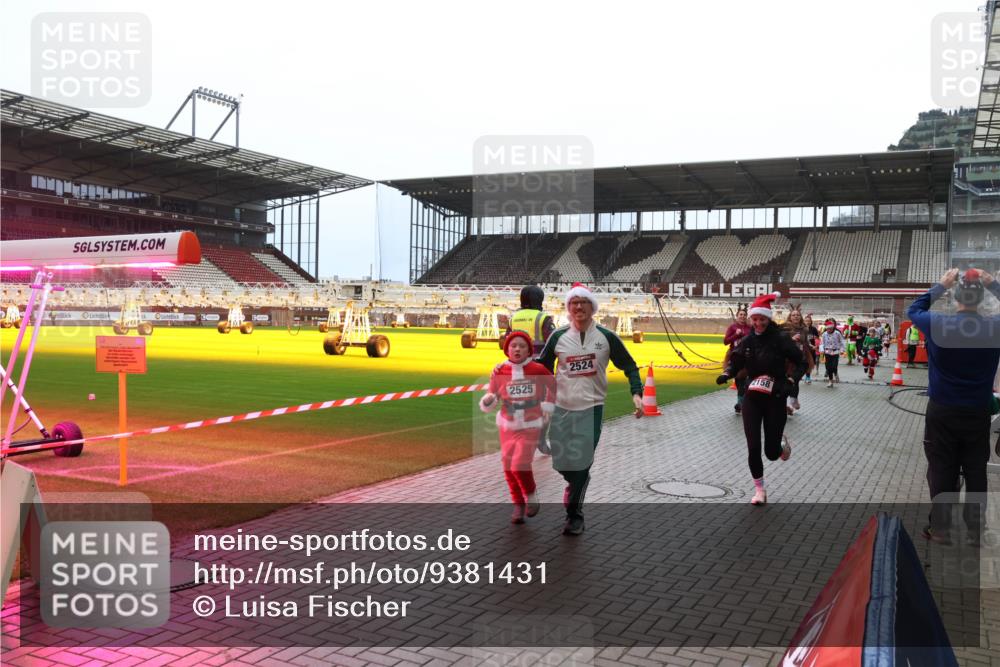 07.12.2025 - St. Pauli X-Mass-Run No. 15 Luisa Fischer http://msf.ph/oto/9381431 07.12.2025 10:45:37 Ziel 2525, 2524, 2158, 82, 86, 401, 430, 467, 631, 636, 791, 793, 1096, 1245, 1415, 1419, 1546, 2058, 2086, 2158, 2220, 2355, 2356, 2524, 2525, 2535, 2926, 2934, 3350, 4876 meine-sportfotos.de