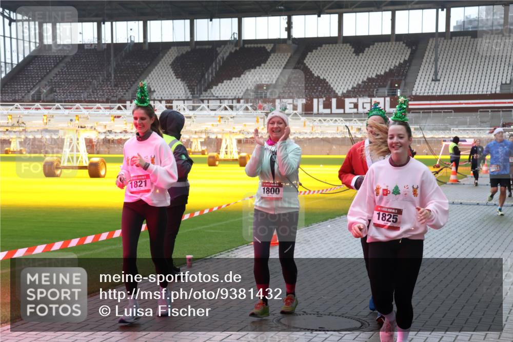 07.12.2025 - St. Pauli X-Mass-Run No. 15 Luisa Fischer http://msf.ph/oto/9381432 07.12.2025 11:16:56 Ziel 1821, 1800, 5, 1825, 1017, 1350, 1800, 1802, 1821, 1825, 2195, 2464, 3241, 3256, 3326 meine-sportfotos.de