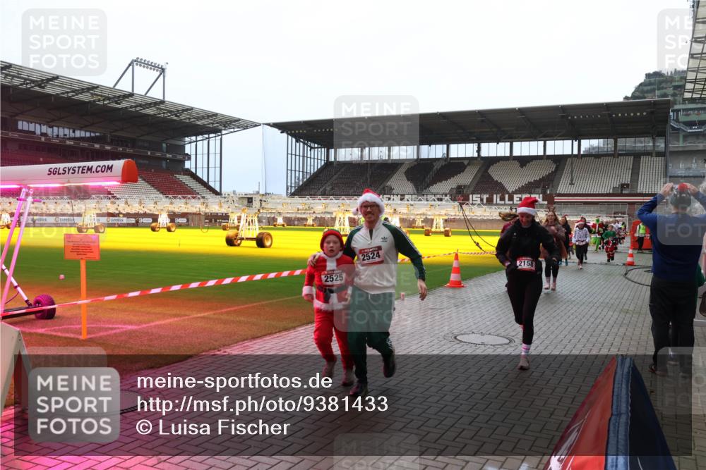 07.12.2025 - St. Pauli X-Mass-Run No. 15 Luisa Fischer http://msf.ph/oto/9381433 07.12.2025 10:45:37 Ziel 2525, 2524, 2158, 82, 86, 401, 430, 467, 631, 636, 791, 793, 1096, 1245, 1415, 1419, 1546, 2058, 2086, 2158, 2220, 2355, 2356, 2524, 2525, 2535, 2926, 2934, 3350, 4876 meine-sportfotos.de