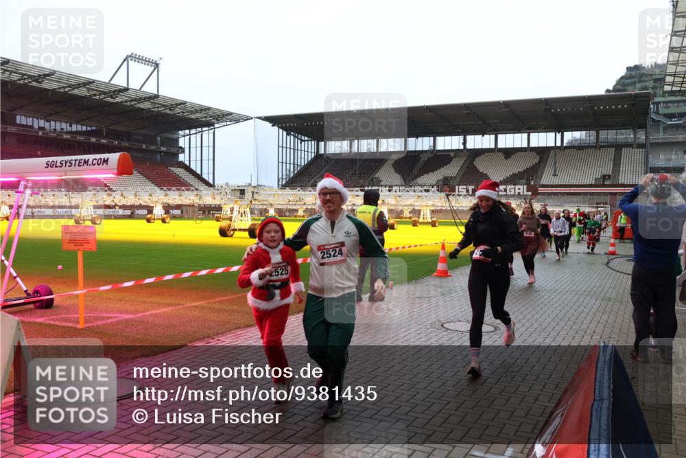 07.12.2025 - St. Pauli X-Mass-Run No. 15 Luisa Fischer http://msf.ph/oto/9381435 07.12.2025 10:45:37 Ziel 2525, 2524, 636, 82, 86, 401, 430, 467, 631, 636, 791, 793, 1096, 1245, 1415, 1419, 1546, 2058, 2086, 2158, 2220, 2355, 2356, 2524, 2525, 2535, 2926, 2934, 3350, 4876 meine-sportfotos.de