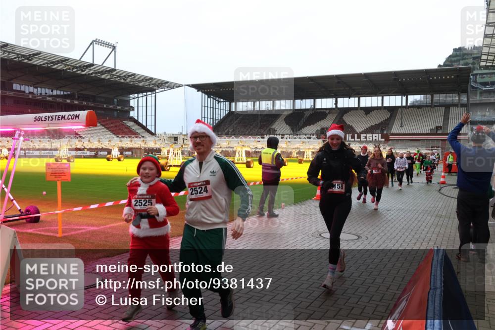 07.12.2025 - St. Pauli X-Mass-Run No. 15 Luisa Fischer http://msf.ph/oto/9381437 07.12.2025 10:45:38 Ziel 2525, 15, 2524, 158, 636, 82, 86, 401, 430, 467, 631, 636, 791, 793, 1096, 1245, 1415, 1419, 1546, 2058, 2086, 2158, 2220, 2355, 2356, 2524, 2525, 2535, 2926, 2934, 3350, 4876 meine-sportfotos.de