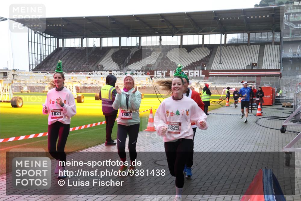 07.12.2025 - St. Pauli X-Mass-Run No. 15 Luisa Fischer http://msf.ph/oto/9381438 07.12.2025 11:16:57 Ziel 1821, 1800, 5, 1825, 1017, 1350, 1800, 1802, 1821, 1825, 2195, 2464, 3241, 3256, 3326 meine-sportfotos.de