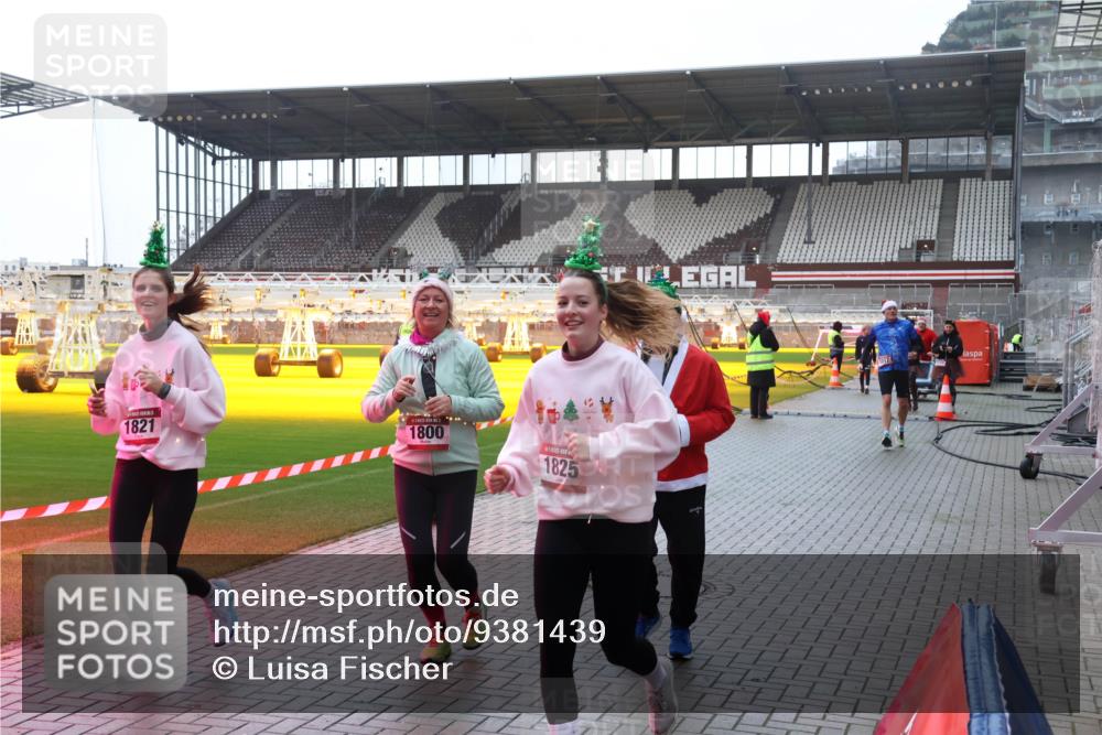 07.12.2025 - St. Pauli X-Mass-Run No. 15 Luisa Fischer http://msf.ph/oto/9381439 07.12.2025 11:16:57 Ziel 1821, 1800, 1825, 1017, 1350, 1800, 1802, 1821, 1825, 2195, 2464, 3241, 3256, 3326 meine-sportfotos.de