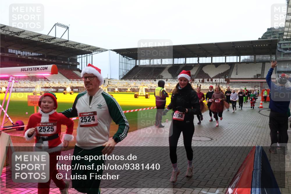 07.12.2025 - St. Pauli X-Mass-Run No. 15 Luisa Fischer http://msf.ph/oto/9381440 07.12.2025 10:45:38 Ziel 5, 2525, 1, 15, 2524, 2158, 636, 82, 86, 401, 430, 467, 631, 636, 791, 793, 1096, 1245, 1415, 1419, 1546, 2058, 2086, 2158, 2220, 2355, 2356, 2524, 2525, 2535, 2926, 2934, 3350, 4876 meine-sportfotos.de