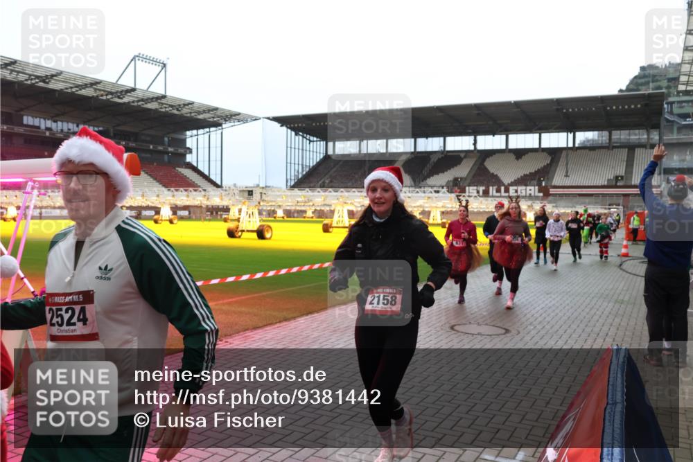 07.12.2025 - St. Pauli X-Mass-Run No. 15 Luisa Fischer http://msf.ph/oto/9381442 07.12.2025 10:45:38 Ziel 5, 2524, 15, 2158, 631, 82, 86, 401, 430, 467, 631, 636, 791, 793, 1096, 1245, 1415, 1419, 1546, 2058, 2086, 2158, 2220, 2355, 2356, 2524, 2525, 2535, 2926, 2934, 3350, 4876 meine-sportfotos.de