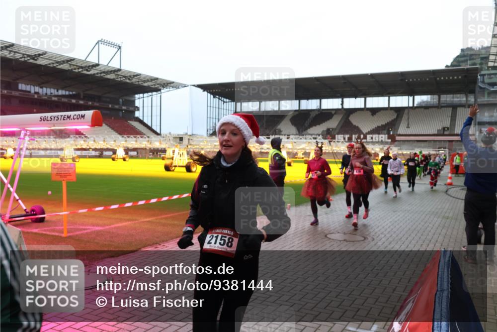 07.12.2025 - St. Pauli X-Mass-Run No. 15 Luisa Fischer http://msf.ph/oto/9381444 07.12.2025 10:45:39 Ziel 2158, 1, 82, 86, 401, 430, 467, 631, 636, 791, 793, 1096, 1245, 1415, 1419, 1546, 2058, 2086, 2158, 2220, 2355, 2356, 2524, 2525, 2535, 2926, 2934, 3350, 4876 meine-sportfotos.de