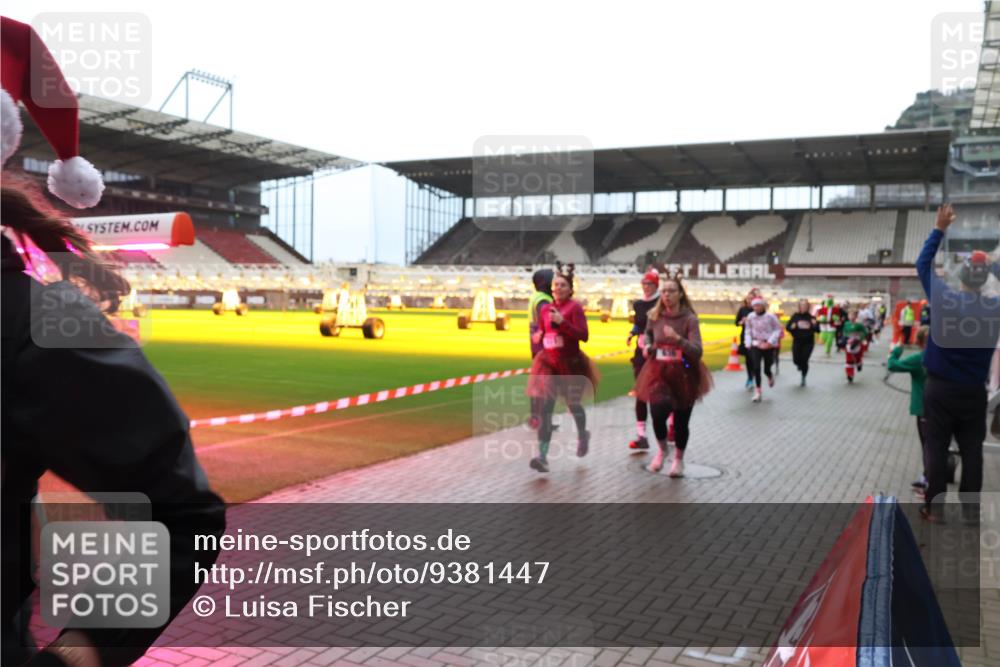07.12.2025 - St. Pauli X-Mass-Run No. 15 Luisa Fischer http://msf.ph/oto/9381447 07.12.2025 10:45:39 Ziel 82, 86, 401, 430, 467, 631, 636, 791, 793, 1096, 1245, 1415, 1419, 1546, 2058, 2086, 2158, 2220, 2355, 2356, 2524, 2525, 2535, 2926, 2934, 3350, 4876 meine-sportfotos.de