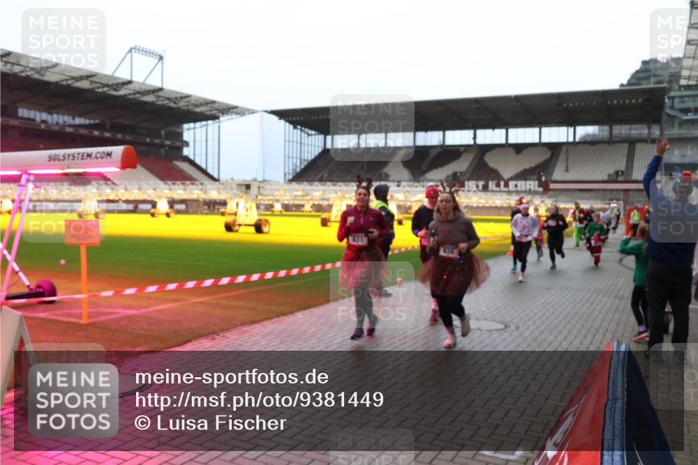 07.12.2025 - St. Pauli X-Mass-Run No. 15 Luisa Fischer http://msf.ph/oto/9381449 07.12.2025 10:45:40 Ziel 82, 86, 401, 430, 467, 631, 636, 791, 793, 1096, 1245, 1415, 1419, 1546, 2058, 2086, 2158, 2220, 2355, 2356, 2524, 2525, 2535, 2926, 2934, 3350, 4860, 4876 meine-sportfotos.de