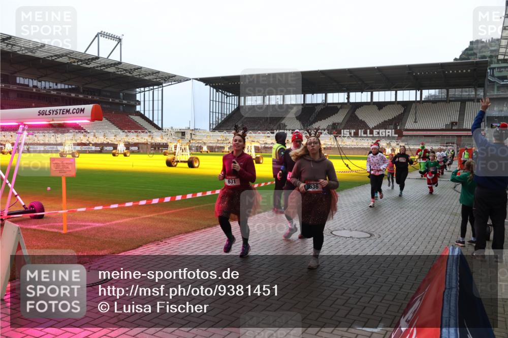 07.12.2025 - St. Pauli X-Mass-Run No. 15 Luisa Fischer http://msf.ph/oto/9381451 07.12.2025 10:45:40 Ziel 631, 636, 2220, 82, 86, 401, 430, 467, 631, 636, 791, 793, 1096, 1245, 1415, 1419, 1546, 2058, 2086, 2158, 2220, 2355, 2356, 2524, 2525, 2535, 2926, 2934, 3350, 4860, 4876 meine-sportfotos.de
