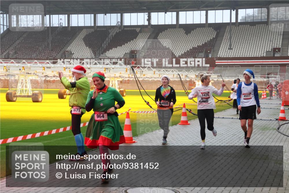 07.12.2025 - St. Pauli X-Mass-Run No. 15 Luisa Fischer http://msf.ph/oto/9381452 07.12.2025 10:11:09 Ziel 3671, 964, 4885, 1426, 4507, 57, 550, 962, 964, 979, 983, 1148, 1149, 1150, 1399, 1426, 1571, 1768, 1929, 1935, 2083, 2087, 2530, 4358, 4507, 4885 meine-sportfotos.de