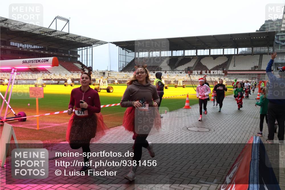 07.12.2025 - St. Pauli X-Mass-Run No. 15 Luisa Fischer http://msf.ph/oto/9381456 07.12.2025 10:45:41 Ziel 631, 36, 2220, 82, 86, 401, 430, 467, 631, 636, 791, 793, 1096, 1245, 1415, 1419, 1546, 2058, 2086, 2158, 2220, 2355, 2356, 2524, 2525, 2535, 2926, 2934, 3350, 4860, 4876 meine-sportfotos.de