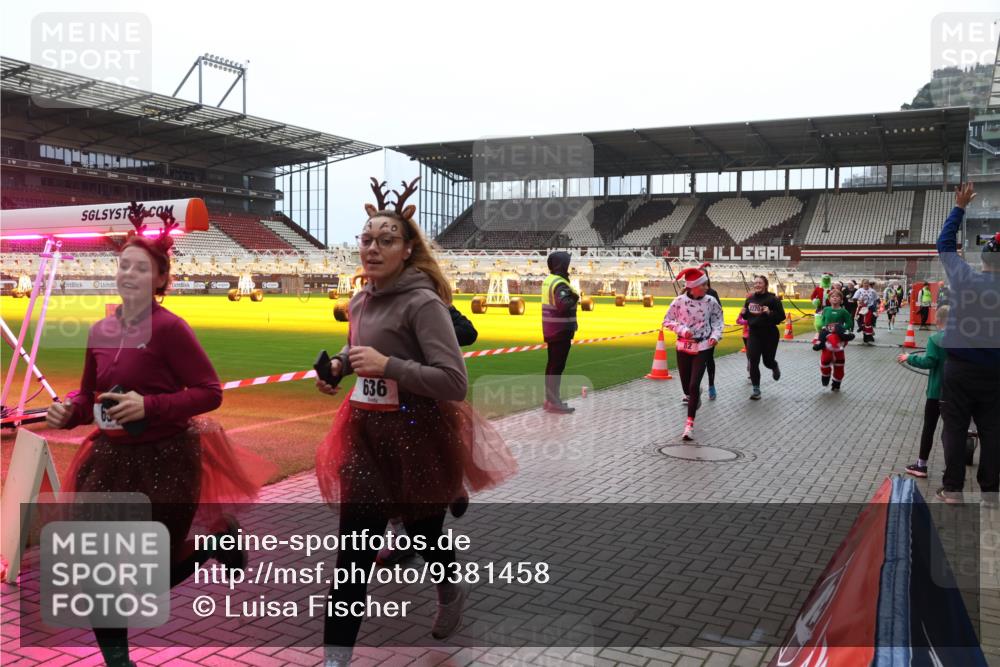 07.12.2025 - St. Pauli X-Mass-Run No. 15 Luisa Fischer http://msf.ph/oto/9381458 07.12.2025 10:45:41 Ziel 636, 2220, 82, 86, 401, 430, 467, 631, 636, 791, 793, 1096, 1245, 1415, 1419, 1546, 2058, 2086, 2158, 2220, 2355, 2356, 2524, 2525, 2535, 2926, 2934, 3350, 4860, 4876 meine-sportfotos.de