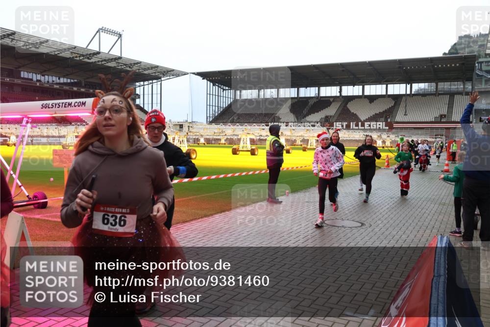 07.12.2025 - St. Pauli X-Mass-Run No. 15 Luisa Fischer http://msf.ph/oto/9381460 07.12.2025 10:45:41 Ziel 5, 636, 2220, 82, 86, 401, 430, 467, 631, 636, 791, 793, 1096, 1245, 1415, 1419, 1546, 2058, 2086, 2158, 2220, 2355, 2356, 2524, 2525, 2535, 2926, 2934, 3350, 4860, 4876 meine-sportfotos.de
