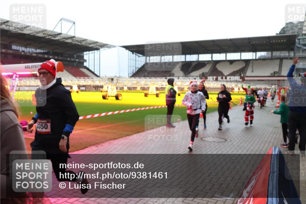 07.12.2025 - St. Pauli X-Mass-Run No. 15 Luisa Fischer http://msf.ph/oto/9381461 07.12.2025 10:45:42 Ziel 3350, 82, 86, 401, 430, 467, 631, 636, 791, 793, 1096, 1245, 1415, 1419, 1546, 2058, 2086, 2158, 2220, 2355, 2356, 2524, 2525, 2535, 2926, 2934, 3350, 4860, 4876 meine-sportfotos.de