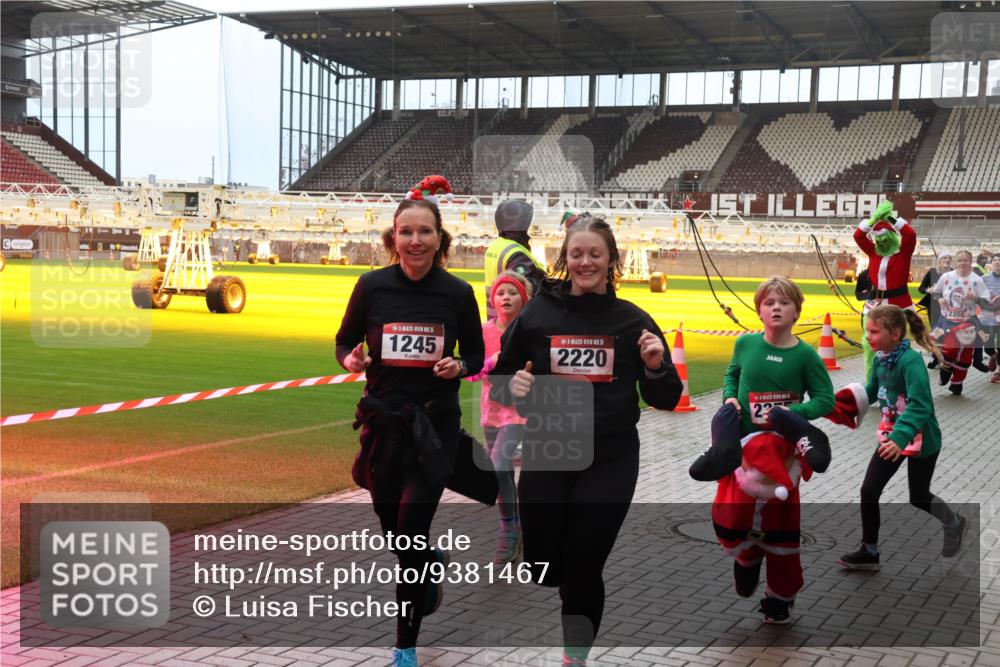 07.12.2025 - St. Pauli X-Mass-Run No. 15 Luisa Fischer http://msf.ph/oto/9381467 07.12.2025 10:45:43 Ziel 5, 1245, 5, 2220, 2356, 82, 86, 401, 430, 467, 631, 636, 791, 793, 1096, 1245, 1415, 1419, 1546, 1823, 2058, 2086, 2158, 2220, 2355, 2356, 2524, 2525, 2535, 2926, 2934, 3350, 4860, 4876 meine-sportfotos.de