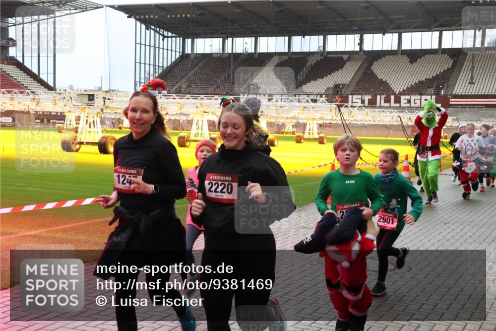07.12.2025 - St. Pauli X-Mass-Run No. 15 Luisa Fischer http://msf.ph/oto/9381469 07.12.2025 10:45:44 Ziel 124, 15, 2220, 5, 2901, 2356, 401, 82, 86, 401, 430, 467, 631, 636, 791, 793, 1096, 1245, 1415, 1419, 1546, 1823, 2058, 2086, 2158, 2220, 2355, 2356, 2524, 2525, 2535, 2926, 2934, 3350, 4860, 4876 meine-sportfotos.de