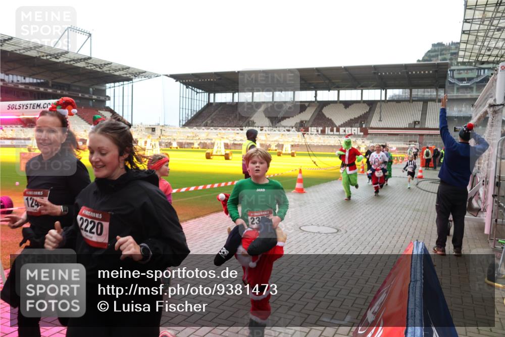 07.12.2025 - St. Pauli X-Mass-Run No. 15 Luisa Fischer http://msf.ph/oto/9381473 07.12.2025 10:45:44 Ziel 124, 2220, 23, 82, 86, 401, 430, 467, 631, 636, 791, 793, 1096, 1245, 1415, 1419, 1546, 1823, 2058, 2086, 2158, 2220, 2355, 2356, 2524, 2525, 2535, 2926, 2934, 3350, 4860, 4876 meine-sportfotos.de