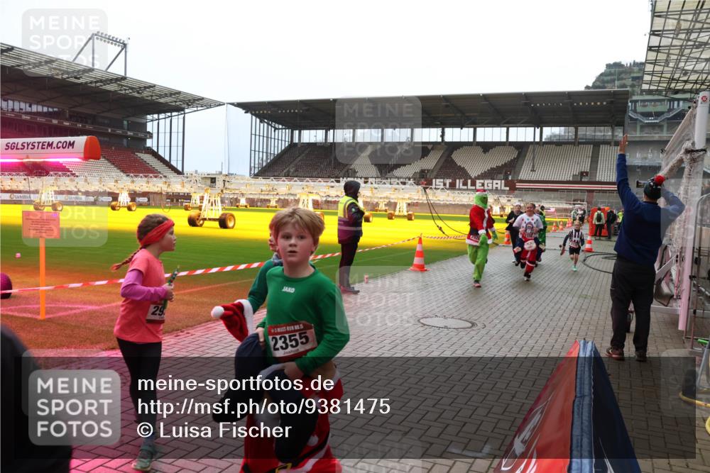 07.12.2025 - St. Pauli X-Mass-Run No. 15 Luisa Fischer http://msf.ph/oto/9381475 07.12.2025 10:45:45 Ziel 29, 15, 2355, 82, 86, 401, 430, 467, 631, 636, 791, 793, 1096, 1245, 1415, 1419, 1546, 1823, 2086, 2158, 2220, 2355, 2356, 2524, 2525, 2535, 2926, 2934, 3350, 4854, 4860, 4876 meine-sportfotos.de