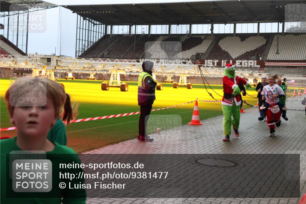 07.12.2025 - St. Pauli X-Mass-Run No. 15 Luisa Fischer http://msf.ph/oto/9381477 07.12.2025 10:45:45 Ziel 926, 2356, 82, 86, 401, 430, 467, 631, 636, 791, 793, 1096, 1245, 1415, 1419, 1546, 1823, 2086, 2158, 2220, 2355, 2356, 2524, 2525, 2535, 2926, 2934, 3350, 4854, 4860, 4876 meine-sportfotos.de