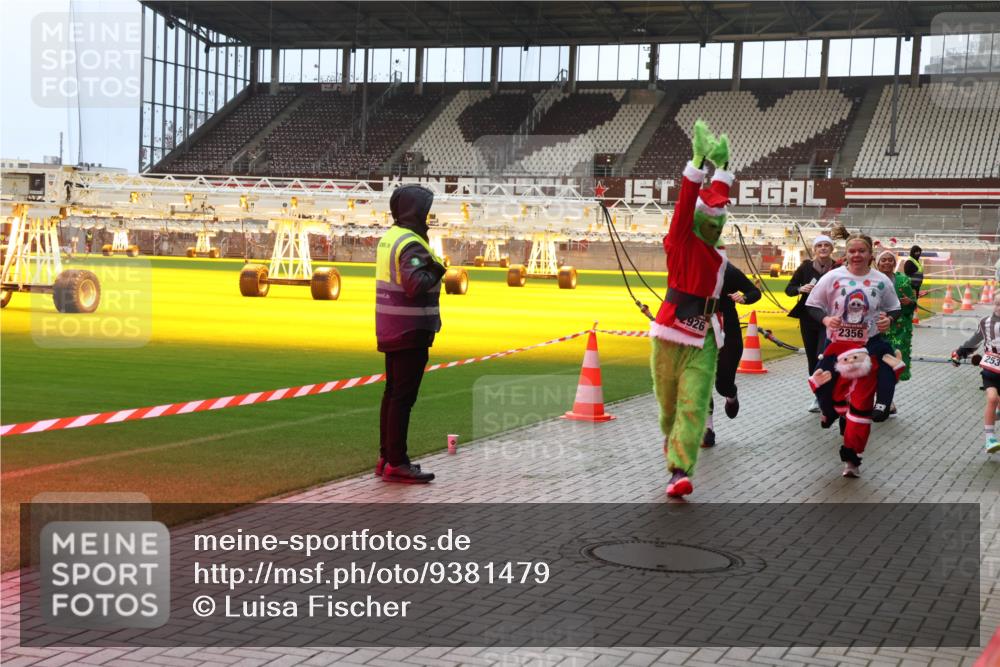 07.12.2025 - St. Pauli X-Mass-Run No. 15 Luisa Fischer http://msf.ph/oto/9381479 07.12.2025 10:45:45 Ziel 4926, 2356, 82, 86, 401, 430, 467, 631, 636, 791, 793, 1096, 1245, 1415, 1419, 1546, 1823, 2086, 2158, 2220, 2355, 2356, 2524, 2525, 2535, 2926, 2934, 3350, 4854, 4860, 4876 meine-sportfotos.de