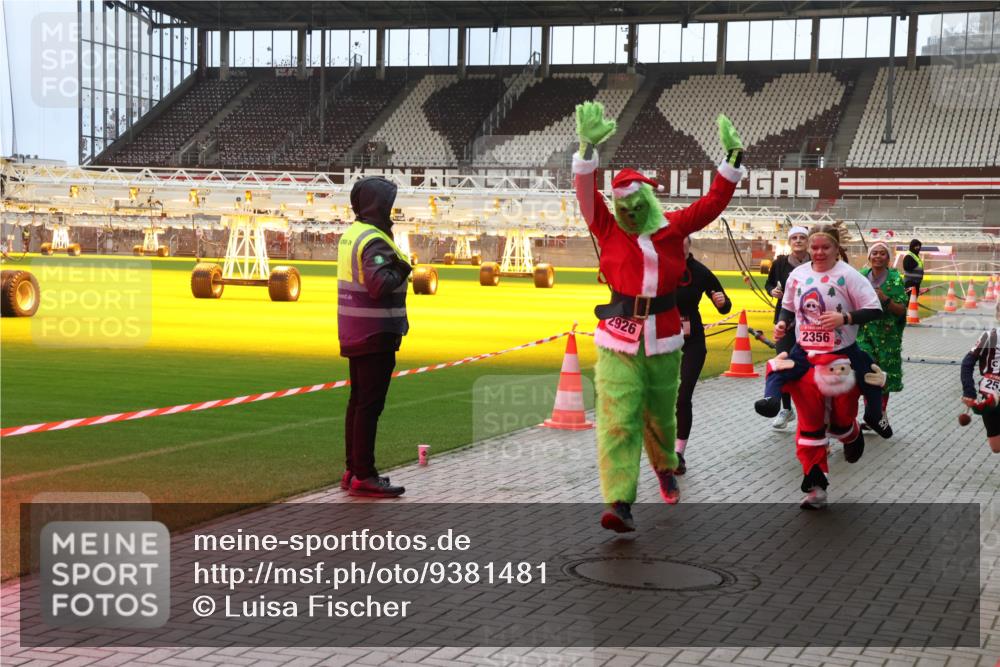 07.12.2025 - St. Pauli X-Mass-Run No. 15 Luisa Fischer http://msf.ph/oto/9381481 07.12.2025 10:45:46 Ziel 2926, 2356, 25, 82, 86, 401, 430, 467, 631, 636, 791, 793, 1096, 1245, 1415, 1419, 1546, 1823, 2086, 2158, 2220, 2355, 2356, 2524, 2525, 2535, 2926, 2934, 3350, 4854, 4860, 4876 meine-sportfotos.de