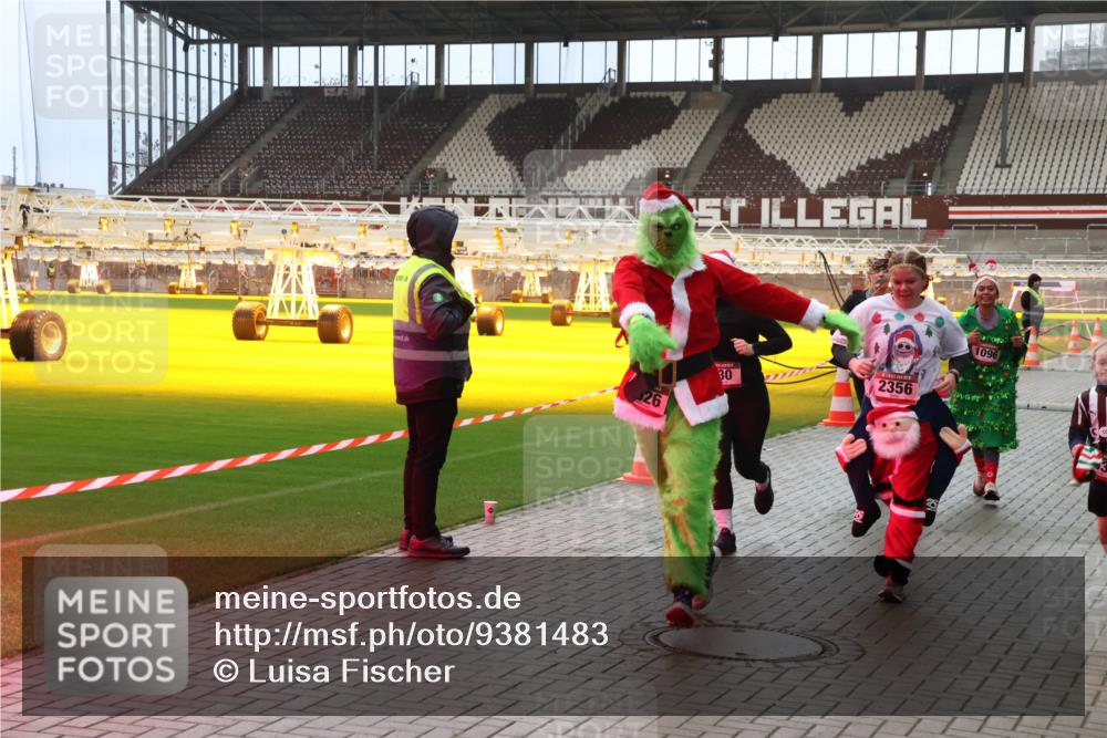 07.12.2025 - St. Pauli X-Mass-Run No. 15 Luisa Fischer http://msf.ph/oto/9381483 07.12.2025 10:45:46 Ziel 30, 2356, 1096, 82, 86, 401, 430, 467, 631, 636, 791, 793, 1096, 1245, 1415, 1419, 1546, 1823, 2086, 2158, 2220, 2355, 2356, 2524, 2525, 2535, 2926, 2934, 3350, 4854, 4860, 4876 meine-sportfotos.de