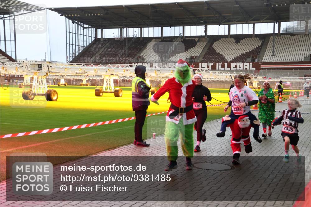 07.12.2025 - St. Pauli X-Mass-Run No. 15 Luisa Fischer http://msf.ph/oto/9381485 07.12.2025 10:45:46 Ziel 430, 2356, 2535, 82, 86, 401, 430, 467, 631, 636, 791, 793, 1096, 1245, 1415, 1419, 1546, 1823, 2086, 2158, 2220, 2355, 2356, 2524, 2525, 2535, 2926, 2934, 3350, 4854, 4860, 4876 meine-sportfotos.de