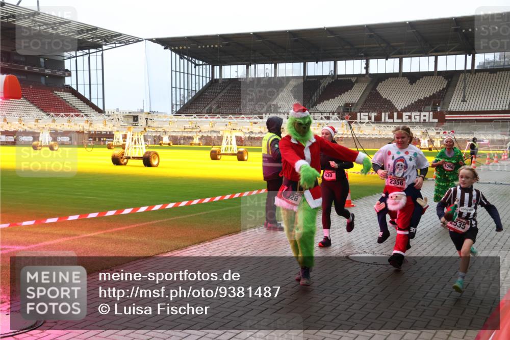 07.12.2025 - St. Pauli X-Mass-Run No. 15 Luisa Fischer http://msf.ph/oto/9381487 07.12.2025 10:45:47 Ziel 26, 430, 2356, 1096, 4535, 82, 401, 430, 467, 631, 636, 791, 793, 1096, 1245, 1415, 1419, 1546, 1823, 2086, 2158, 2220, 2355, 2356, 2524, 2525, 2535, 2926, 2934, 3350, 4854, 4860, 4876 meine-sportfotos.de
