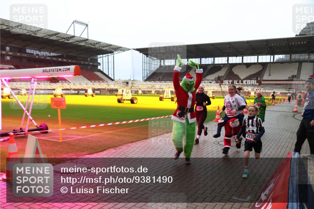 07.12.2025 - St. Pauli X-Mass-Run No. 15 Luisa Fischer http://msf.ph/oto/9381490 07.12.2025 10:45:47 Ziel 430, 23, 2535, 82, 401, 430, 467, 631, 636, 791, 793, 1096, 1245, 1415, 1419, 1546, 1823, 2086, 2158, 2220, 2355, 2356, 2524, 2525, 2535, 2926, 2934, 3350, 4854, 4860, 4876 meine-sportfotos.de