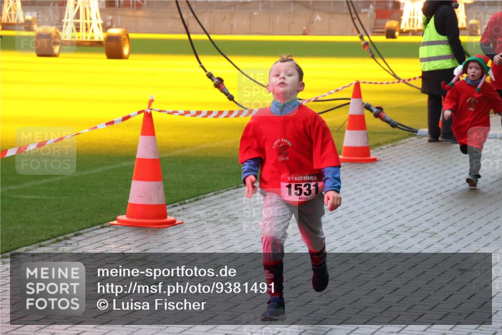 07.12.2025 - St. Pauli X-Mass-Run No. 15 Luisa Fischer http://msf.ph/oto/9381491 07.12.2025 11:17:40 Ziel 15, 1531, 551, 1122, 1125, 1127, 1130, 1340, 1529, 1531, 1686, 2477, 2766, 2846, 2849 meine-sportfotos.de