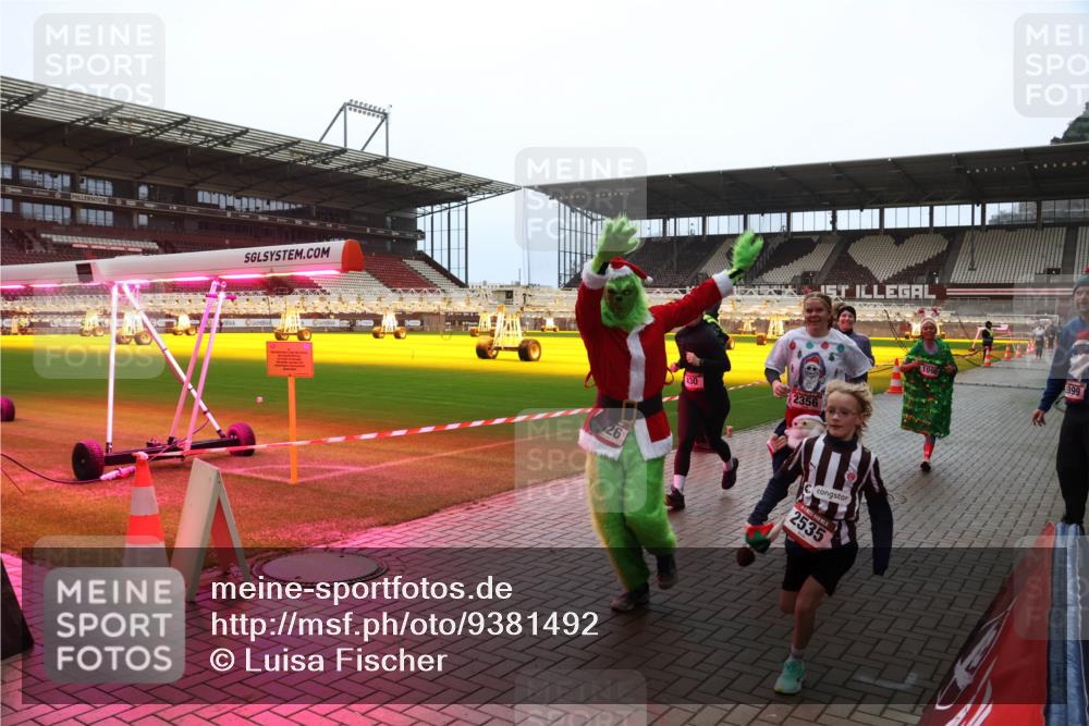 07.12.2025 - St. Pauli X-Mass-Run No. 15 Luisa Fischer http://msf.ph/oto/9381492 07.12.2025 10:45:47 Ziel 430, 2356, 2535, 109, 899, 82, 401, 430, 467, 631, 636, 791, 793, 1096, 1245, 1415, 1419, 1546, 1823, 2086, 2158, 2220, 2355, 2356, 2524, 2525, 2535, 2926, 2934, 3350, 4854, 4860, 4876 meine-sportfotos.de