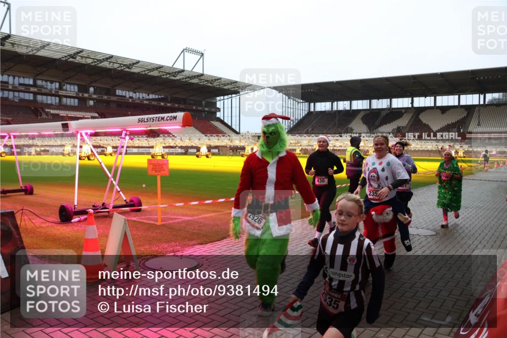 07.12.2025 - St. Pauli X-Mass-Run No. 15 Luisa Fischer http://msf.ph/oto/9381494 07.12.2025 10:45:48 Ziel 430, 235, 2926, 5, 35, 82, 401, 430, 467, 631, 636, 791, 793, 1096, 1245, 1415, 1419, 1546, 1823, 2086, 2158, 2220, 2355, 2356, 2524, 2525, 2535, 2926, 2934, 3350, 4854, 4860, 4876 meine-sportfotos.de