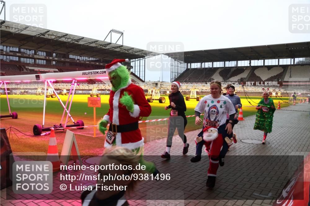 07.12.2025 - St. Pauli X-Mass-Run No. 15 Luisa Fischer http://msf.ph/oto/9381496 07.12.2025 10:45:48 Ziel 926, 430, 2356, 1096, 82, 401, 430, 467, 631, 636, 791, 793, 1096, 1245, 1415, 1419, 1546, 1823, 2086, 2158, 2220, 2355, 2356, 2524, 2525, 2535, 2926, 2934, 3350, 4854, 4860, 4876 meine-sportfotos.de