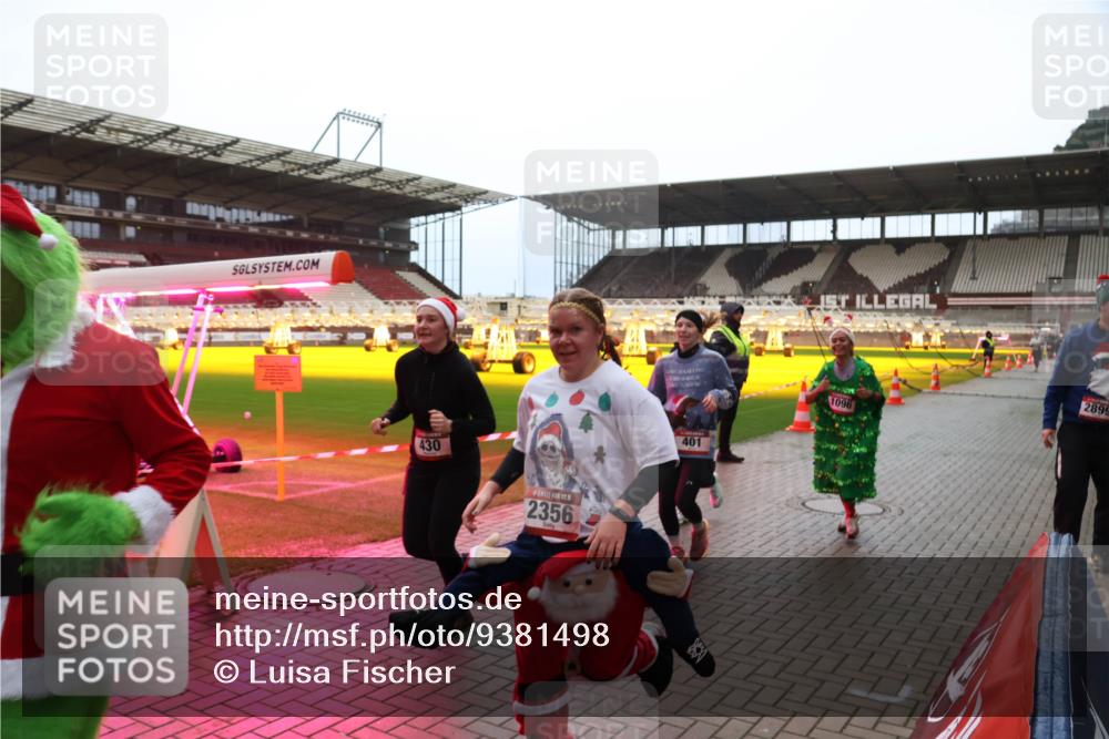 07.12.2025 - St. Pauli X-Mass-Run No. 15 Luisa Fischer http://msf.ph/oto/9381498 07.12.2025 10:45:49 Ziel 430, 2356, 1096, 401, 2899, 82, 401, 430, 467, 631, 636, 791, 793, 1096, 1245, 1415, 1419, 1546, 1823, 2086, 2158, 2220, 2355, 2356, 2524, 2525, 2535, 2926, 2934, 3350, 3835, 3838, 4854, 4860, 4876 meine-sportfotos.de