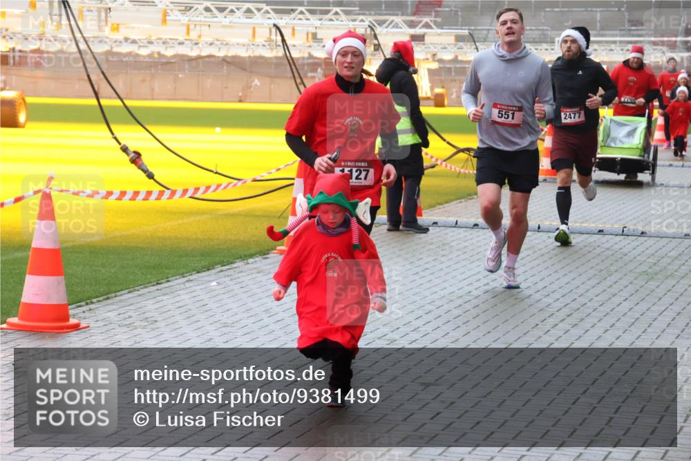 07.12.2025 - St. Pauli X-Mass-Run No. 15 Luisa Fischer http://msf.ph/oto/9381499 07.12.2025 11:17:42 Ziel 127, 551, 2477, 551, 845, 1122, 1125, 1127, 1130, 1340, 1529, 1531, 1686, 2477, 2766, 2846, 2849 meine-sportfotos.de