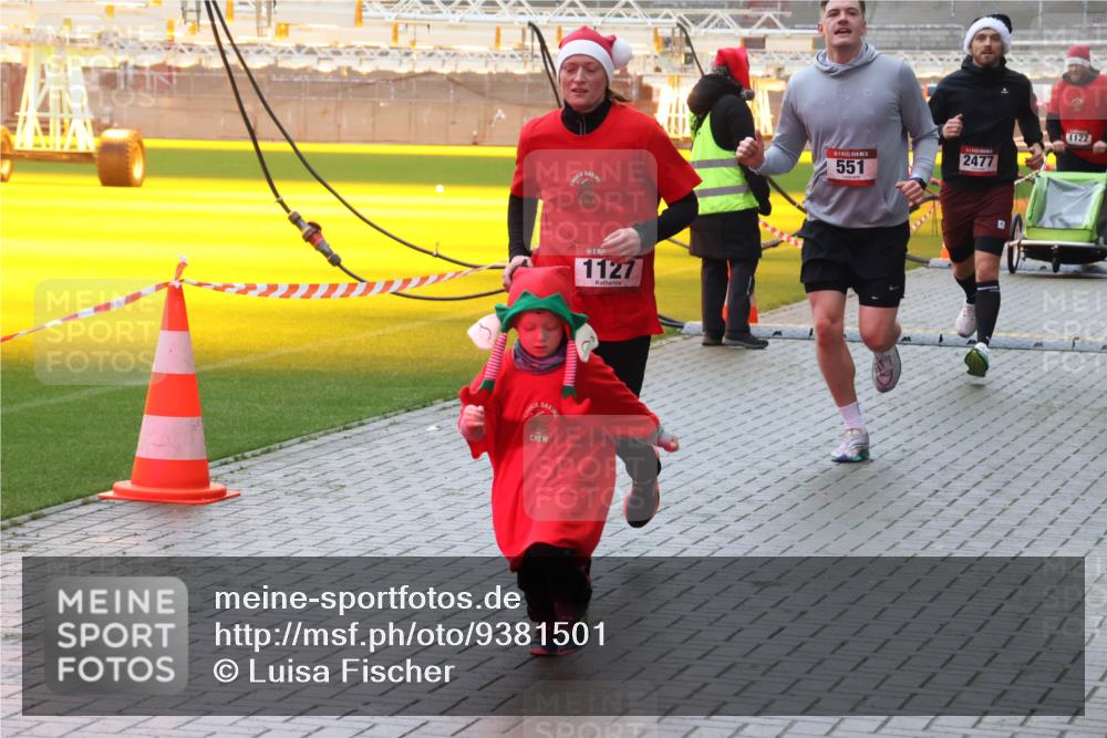 07.12.2025 - St. Pauli X-Mass-Run No. 15 Luisa Fischer http://msf.ph/oto/9381501 07.12.2025 11:17:42 Ziel 1127, 551, 2477, 1122, 551, 845, 1122, 1125, 1127, 1130, 1340, 1529, 1531, 1686, 2477, 2766, 2846, 2849 meine-sportfotos.de