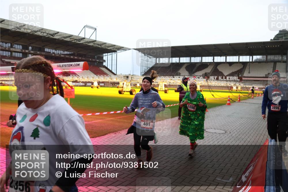 07.12.2025 - St. Pauli X-Mass-Run No. 15 Luisa Fischer http://msf.ph/oto/9381502 07.12.2025 10:45:49 Ziel 2356, 401, 1096, 2899, 82, 401, 430, 467, 631, 636, 791, 793, 1096, 1245, 1415, 1419, 1546, 1823, 2086, 2158, 2220, 2355, 2356, 2524, 2525, 2535, 2926, 2934, 3350, 3835, 3838, 4854, 4860, 4876 meine-sportfotos.de