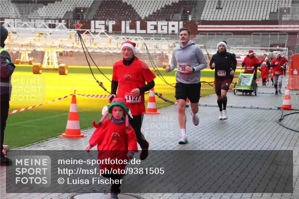 07.12.2025 - St. Pauli X-Mass-Run No. 15 Luisa Fischer http://msf.ph/oto/9381505 07.12.2025 11:17:43 Ziel 1127, 55, 2477, 551, 845, 1122, 1125, 1127, 1130, 1340, 1529, 1531, 1686, 2477, 2766, 2846, 2849 meine-sportfotos.de