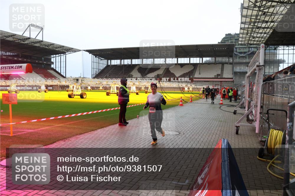 07.12.2025 - St. Pauli X-Mass-Run No. 15 Luisa Fischer http://msf.ph/oto/9381507 07.12.2025 10:46:01 Ziel 4860, 82, 401, 430, 467, 631, 636, 1041, 1096, 1245, 1419, 1715, 1823, 2076, 2079, 2086, 2089, 2158, 2218, 2220, 2324, 2326, 2355, 2356, 2524, 2525, 2535, 2926, 2934, 3350, 3835, 3838, 4616, 4619, 4620, 4762, 4854, 4860 meine-sportfotos.de