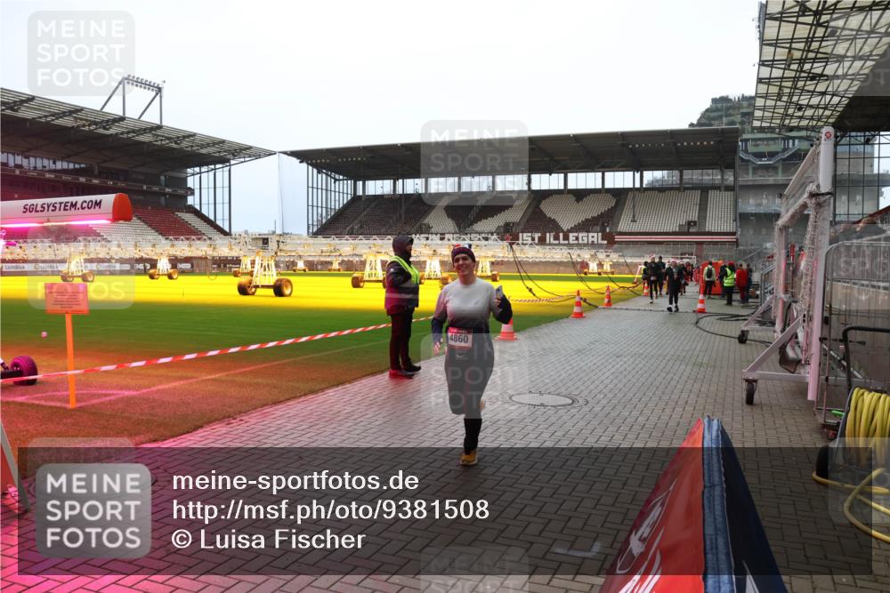 07.12.2025 - St. Pauli X-Mass-Run No. 15 Luisa Fischer http://msf.ph/oto/9381508 07.12.2025 10:46:01 Ziel 4860, 82, 401, 430, 467, 631, 636, 1041, 1096, 1245, 1419, 1715, 1823, 2076, 2079, 2086, 2089, 2158, 2218, 2220, 2324, 2326, 2355, 2356, 2524, 2525, 2535, 2926, 2934, 3350, 3835, 3838, 4616, 4619, 4620, 4762, 4854, 4860 meine-sportfotos.de